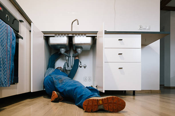 Professional Emergency Plumber technician working in Pottsboro, TX